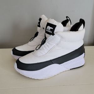 Sorel Out n About white puffy shoes boots